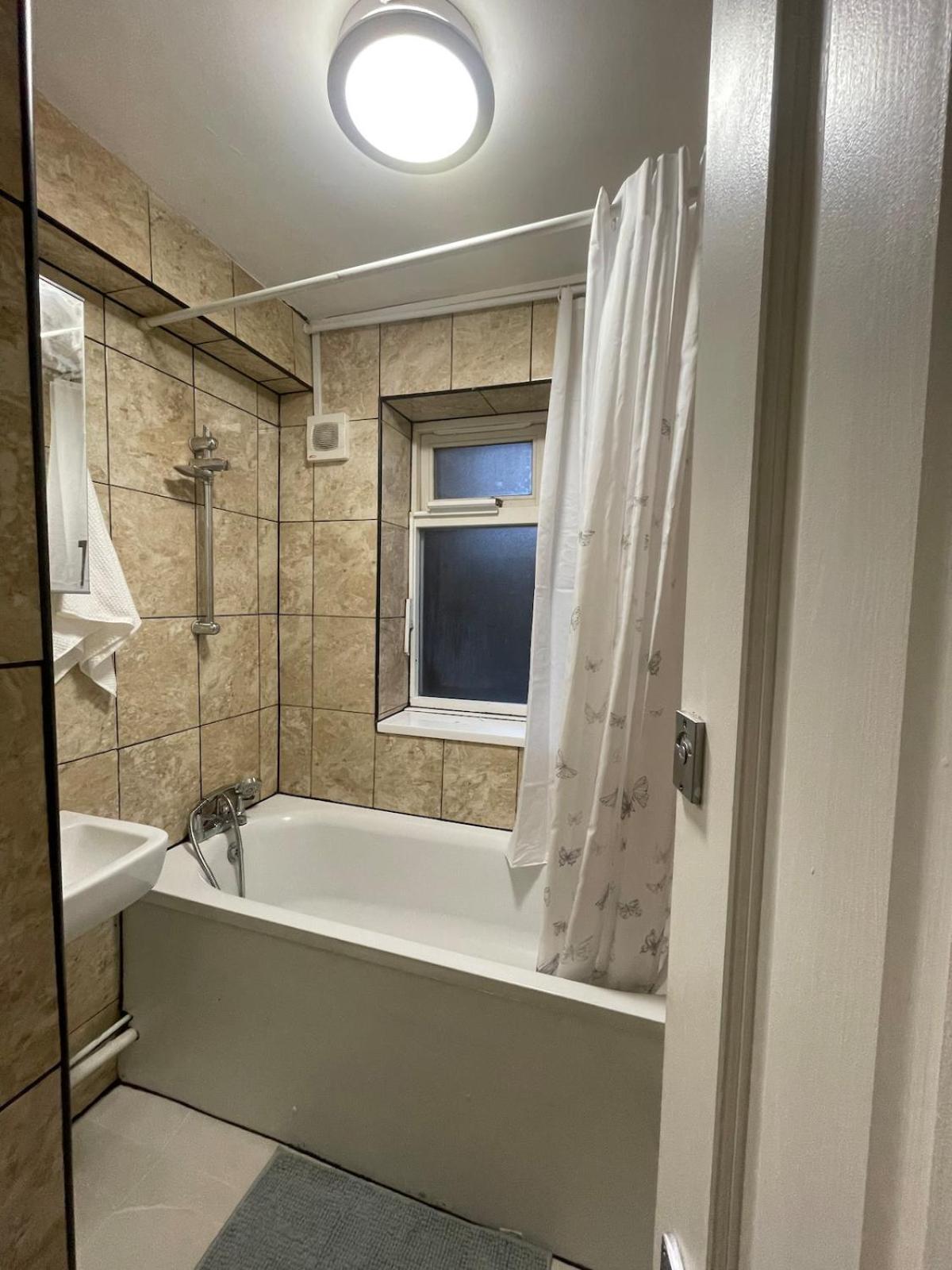 Cosy Ground Floor Flat Next To The Tube *