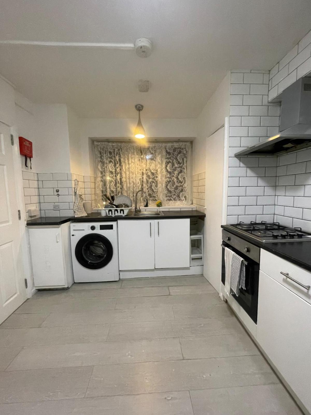 Cosy Ground Floor Flat Next To The Tube