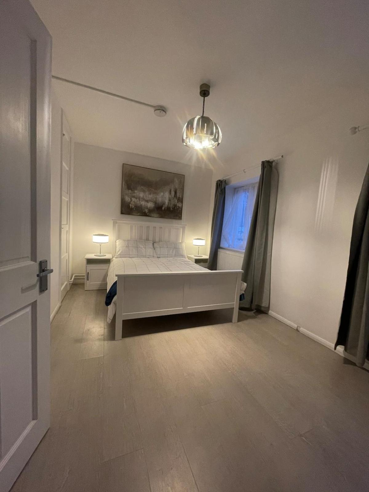 Cosy Ground Floor Flat Next To The Tube * London