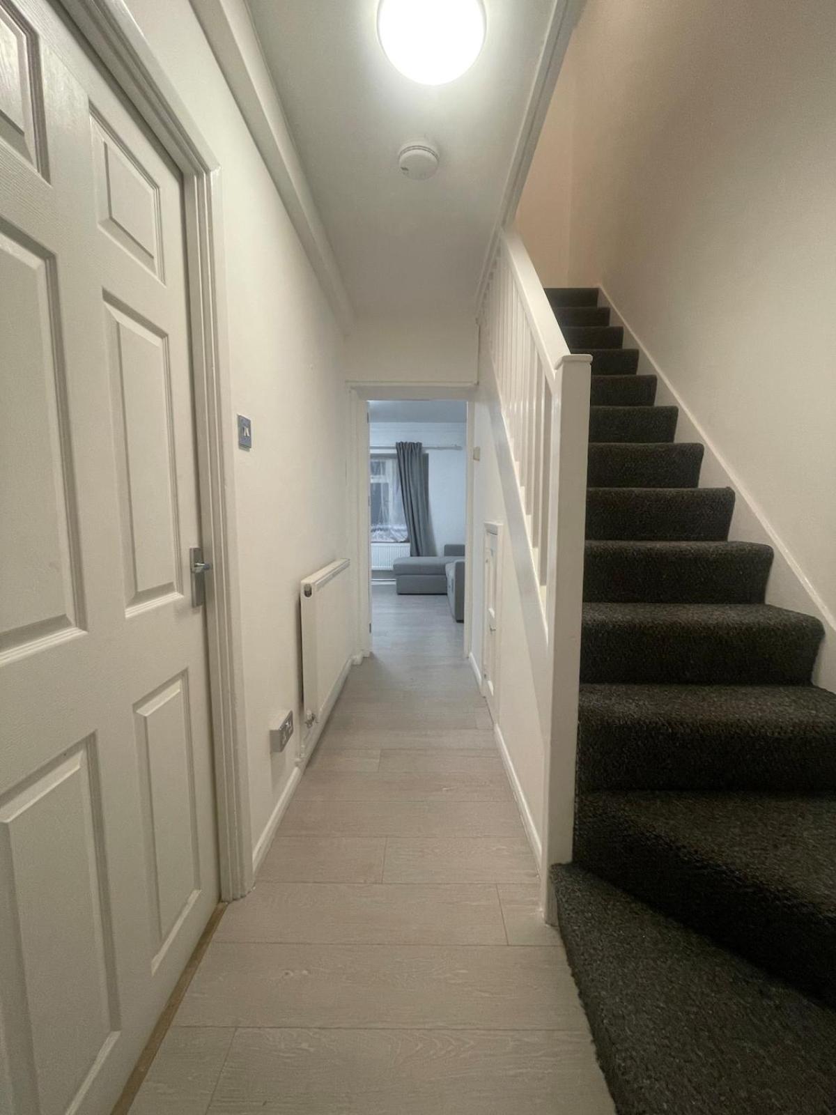 Cosy Ground Floor Flat Next To The Tube